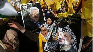 Plakaty N'shei Fatah przedstawiają Arafata, Abbasa Flash 90