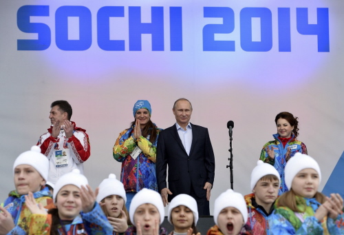 (Od lewej do prawej) Szef Misji Federacji Rosyjskiej Aleksander Krawcow, burmistrz Wioski Olimpijskiej Jelena Isinbajewa i prezydent rosyjski Wadimir Putin odwiedzaj Wiosk Olimpijsk przed Olimpiad Zimow 2014 w Soczi w Wiosce Atletów w Soczi 5 lutego 2014.  REUTERS/Pascal Le Segretain/Pool <br />