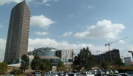 Nowa, wybudowana przez Chińczyków siedziba główna Unii Afrykańskiej w Addis Abebie mieści się na terenie, gdzie kiedyś było osławione więzienie dla więźniów politycznych. Rzeczywistość nie zmieniła się, zmieniła się tylko lokalizacja więzienia.