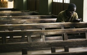 Na zdjciu: Nigeryjczyk czyta biblie w kociele katolickim w Kano w Nigerii. (Zdjcie: Chris Hondros/Getty Images)