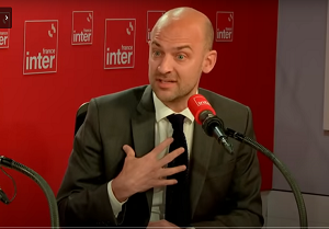  <span>Prezydent Francji Emmanuel Macron i minister spraw zagranicznych Jean-Noël Barrot zajmuj si wycznie przywoywaniem wzniosych zasad i sentymentów w do osobliwy sposób w sprawie trwajcej tragedii w Strefie Gazy. Na zdjciu:Jean-Noël Barrot  wyjania caemu wiatu sytuacj w Gazie (zrzut z ekranu Youtube </span>Wideo Bing<span>)</span>