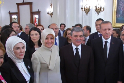 Byy prezydent Turcji, Abdullah Gul i jego ona, Hayrunnisa (porodku) podczas recepcji w sierpniu 2014 r. Pobrali si, kiedy ona miaa 15 lat, a on 30.