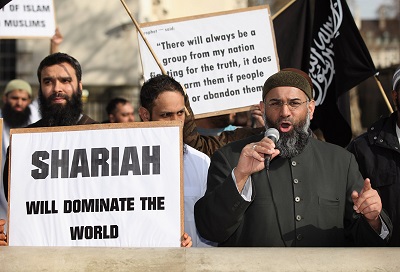 Brytyjski duchowny islamski, Anjem Choudary, który zosta skazany na kar wizienia za „wzywanie do poparcia” ISIS, nazwa to „zasikiem dihadysty”, jak gdyby byo lub powinno by, nalene z mocy prawa. (Zdjcie: Oli Scarff/Getty Images)<br />