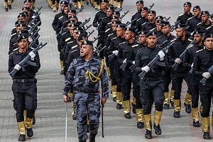 Siy bezpieczestwa Hamasu prezentuj swoje umiejtnoci wojskowe podczas ceremonii ukoczenia akademii policyjnej w miecie Gaza, 27 lutego 2023 r. Zdjcie: Atia Mohammed/Flash90.