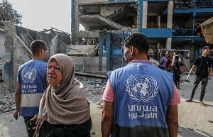 Pracownicy UNRWA na miejscu izraelskiego uderzenia powietrznego w obozie Nuseirat w centralnej Strefie Gazy Strip, 15 lipca 2024. Zdjcie: Abed Rahim Khatib/Flash90.