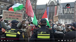 Protestujcy bior udzia w pro-palestyskiej demonstracji na placu Dam w Amsterdamie, 10 listopada 2024 r. Zrzut z ekranu wideo.