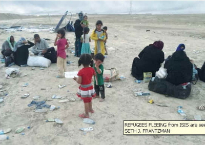 UCHODŹCY UCIEKAJĄCY przed ISIS odpoczywają po przybyciu do Machmur w Iraku.. (zdjęcie: SETH J. FRANTZMAN)