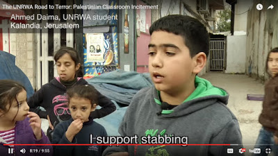 Kolejne dziecko wyjania, czego nauczyo si w szkole UNRWA<br />  w Jerozolimie [Kliknij, eby zobaczy film]Tekst na ekranie: „Popieram dganie noami.”