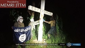 Bojówkarze ISIS obalaj krzy w Mozambiku w lutym 2024 r. Na krzyu widnieje portugalskie sowo „nadzieja”.