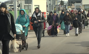 Ukraicy nagle zrozumieli, e patrzenie na wschód, ku Rosji, oznacza inwazj i kolonizacj, podczas gdy patrzenie na zachód, ku Europie, moe oznacza wolno i dobrobyt. Nie ma kolejek Ukraiców szukajcych schronienia w Rosji lub Biaorusi; dugie kolejki s na polskiej i rumuskiej granicy. Na zdjciu: Uchodcy z Ukrainy po polskiej stronie granicy. (Zdjcie: Zrzut z ekranu wideo Polsatu.)