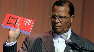 Louis Farrakhan trzyma egzemplarz swojej ksiki The Secret Relationship Between Blacks and Jews