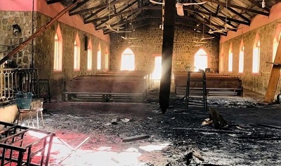 Odkąd islamskie natarcie w Nigerii zaczęło się na dobre w lipcu 2009 roku, ponad 60 000 chrześcijan zostało zamordowanych lub porwanych podczas najazdów. Uprowadzeni chrześcijanie nigdy nie wrócili do swoich domów, a ich bliscy uważają, że nie żyją. W tym samym czasie podpalono i zniszczono około 20 000 kościołów i szkół chrześcijańskich. Na zdjęciu: Islamscy ekstremiści spalili kościół w nigeryjskim mieścieGarkida, luty 2021r. Żródło: Facebook, autor anonimowy.