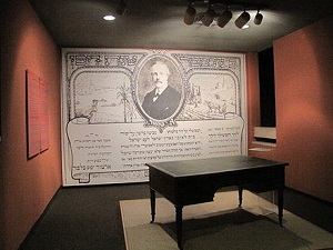 Biurko, na którym Lord Balfour podpisał Deklarację. Źródło zdjęcia: Wikikpedia.