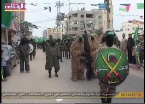 Z wideo parady wojskowej w Gazie (źródło: Youtube.com/watch?v=ojmbZwamO4s, 12 grudnia 2014) Zrzut z ekranu.  <br />
