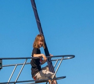 Aktywistka Greta Thunberg siedzi na pokadzie statku pomocowego Madleen, który 1 czerwca wypyn z woskiego portu w Katanii, aby uda si do Strefy Gazy i dostarczy pomoc humanitarn. Zdjcie to opublikowano 2 czerwca 2025 r. w mediach spoecznociowych.(ródo zdjcia: FREEDOM FLOTILLA COALITION)
