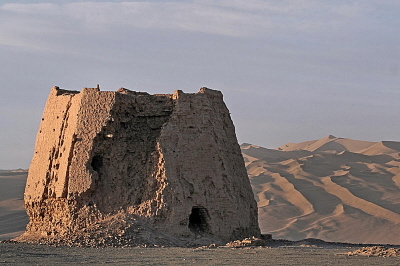 Jedna z zachowanych wie straniczych Dunhuang z czasów dynastii Han; The Real Bear, Wikipedia, CC BY 2.0