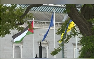 Flagi Palestyny, UE, Ukrainy i Irlandii powiewaj 28 maja przed Leinster House w Dublinie po tym, jak Irlandia ogosia, e uznaa pastwo palestyskie. (Zdjcie: Instagram)