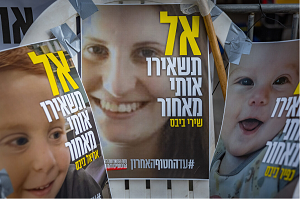 Zdjcia Sziri Bibas i jej dzieci, Ariela i Kfira, ogoszonych za martwych przez Hamas, wisz przed namiotem protestacyjnym przed rezydencj premiera w Jerozolimie. Protestujcy domagaj si uwolnienia izraelskich zakadników przetrzymywanych nadal w Strefie Gazy, 19 lutego 2025 r. Zdjcie: Chaim Goldberg/Flash90.