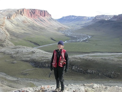 (Źródło): Elizabeth C. Turner, profesor geologii z Laurentian University, prowadzi geologiczne prace terenowe na północy wyspy Baffin Island w 2012 roku. (Zdjęcie z Laurentian University)