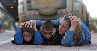 Izraelska matka chroni swoje dzieci podczas alarmu rakietowego w kibucu Kfar Aza w poudniowym Izraelu, 7 stycznia 2009 (Zdjcie: JACK GUEZ/AFP via Getty Images)