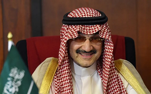 Ksi Alwaleed bin Talal, saudyjski multimiliarder inwestujcy setki milionów dolarów w amerykaskie uniwersytety i media, wspówaciciel Twittera, przyjaciel amerykaskich profesorów i dziennikarzy, posiadacz honorowego palestyskiego paszportu. Wielki filantrop. (ródo zdjcia: Arab News)