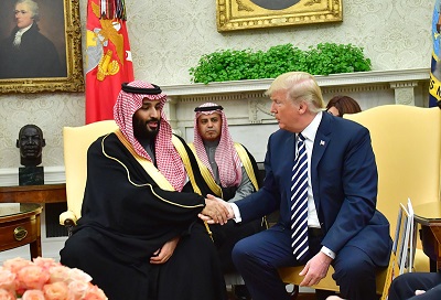Prezydent Donald Trump (po prawej) ciska rk saudyjskiego nastpcy tronu, ksicia Mohammeda bin Salmana w Biaym Domu 20 marca 2018 r. w Waszyngtonie (Zdjecie: Kevin Dietsch-Pool/Getty Images)