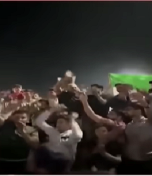 Zabicie przywódcy Hezbollahu Hassana Nasrallaha pokazao, e wielu Arabów uwaao go za wroga i arcyterroryst. Nasrallah by odpowiedzialny za zabicie nie tylko wielu Izraelczyków, ale take bardzo wielu Arabów, zwaszcza w Libanie i Syrii. Prawdopodobnie wanie dlatego wiadomo o wyeliminowaniu Nasrallaha zostaa przyjta z radoci przez wielu Izraelczyków i Arabów. Na zdjciu: Syryjczycy wituj zabicie Nasrallaha na ulicach. (Zrzut z ekranu)