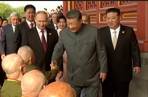 XI-Jinping, w towarzystwie Wadimira Putina i Kim Jong-una wita si z weteranami. (Zdjcie: CCTV)