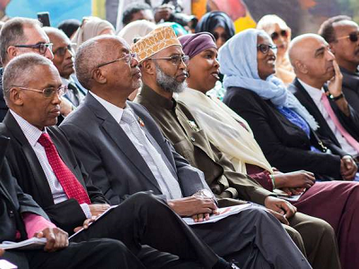 Minister spraw zagranicznych Somalilandu, Sa’ad Ali Szire, od lewek, wiceprezydent  Abdirahman Abdallahi Sajlici i ambasador w Wielkiej Brytanii Ikbal Dżhazbhaj z innymi gośćmi na Międzynarodowych Targach Książki w Hargeisa, 21 lipca 2018 r. Mustafa Saeed/AFP/Getty Images