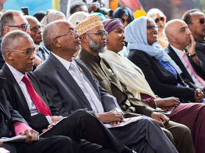 Minister spraw zagranicznych Somalilandu, Sa’ad Ali Szire, od lewek, wiceprezydent  Abdirahman Abdallahi Sajlici i ambasador w Wielkiej Brytanii Ikbal Dhazbhaj z innymi gomi na Midzynarodowych Targach Ksiki w Hargeisa, 21 lipca 2018 r. Mustafa Saeed/AFP/Getty Images