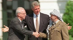 Premier Izraela i „prezydent” Arafat zawierają pokojowe porozumienie znane jako Porozumienia z Oslo, których Arafat ani przez chwilę nie zamierzał respektować.
