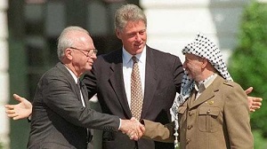 Premier Izraela i „prezydent” Arafat zawieraj pokojowe porozumienie znane jako Porozumienia z Oslo, których Arafat ani przez chwil nie zamierza respektowa.