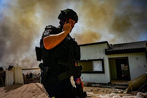 Policja na miejscu, w którym rakieta wystrzelona przez Hezbollah w Libanie uderzya i spowodowaa zniszczenia w miecie Katzrin w pónocnym Izraelu, 13 czerwca 2024 r. Zdjcie: Michael Giladi/Flash90.