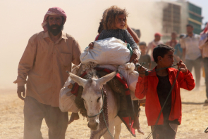 (Zdjcie: Reuters/Rodi Said) Wysiedleni ludzie ze spoecznoci Jazydów, uciekajcy przed przemoc si Pastwa Islamskiego w miecie Sindar, id w kierunku granicy syryjskiej, w pobliu syryjskiego miasta granicznego Elierbeh w gubernatorstwie Al-Hasakah Governorate, 11 sierpnia 2014 r.