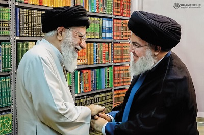 Wiemy teraz, że “Najwyższy Przewodnik” Iranu, Ali Chamenei, jest gotowy odbierać chleb Irańczykom, by móc nadal tuczyć syryjskiego prezydenta Baszara al-Assada, libańskiego szefa Hezbollahu, Hassana Nasrallaha i dziesiątki innych osobistości „na sprzedaż” na całym świecie. Na zdjęciu: Chamenei spotyka się z Nasrallahem szefem terrorystycznej organizacji w Libanie, Hezbollahu. Zdjęcie: khamenei.ir)
