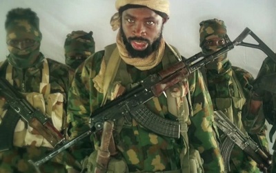 Boko Haram wanie obchodzi dziesit rocznic swojego powstania. Co roku ta nigeryjska grupa terrorystyczna, która zyskaa przyczóek w ssiednich krajach afrykaskich, w Kamerunie, Czadzie i Nigrze, wydaje si silniejsza. Na zdjciu: przywódca Boko Haram, Abubakar Szekau, z wideo propagandowego grupy z listopada 2018 r.