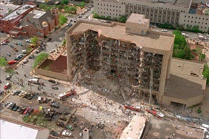 Nastpstwa zamachu bombowego w Oklahoma City. (ródo: Nytimes.com/2020/04/19/us/Timothy-McVeigh-Oklahoma-City-Bombing-Coronavirus.html, 19 kwietnia 2020 r.)