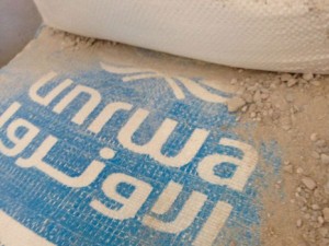 Worki  z UNRWA z materiałami budowlanymi używane w tunelach w Gazie. Zdjęcie: IDF.