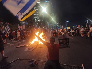 <span>Demonstrantów w Izraelu wspieraj róne typy z armii i wywiadu w zdradzieckiej próbie wyrzucenia Netanjahu z urzdu przez tworzenie podziaów i zniechcenia, podczas gdy Izrael walczy o przetrwanie. Ich gównym twierdzeniem jest to, e Netanjahu przedua wojn i skazuje zakadników na mier wycznie po to, aby uspokoi ekstremistów w swojej koalicji i w ten sposób utrzyma si u wadzy. Na zdjciu: Antyrzdowi protestujcy pal ognisko na jezdni i demonstruj uywaj z pochodniami dymnymi w Tel Awiwie. (Zdjcie:</span>Nizzan Cohen<span>, Wikipedia</span>)