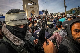 Palestyscy terroryci patroluj w Rafah w pobliu przejcia do Egiptu. 1 marca 2024. Zdjcie Abed Rahim Khatib/Flash90