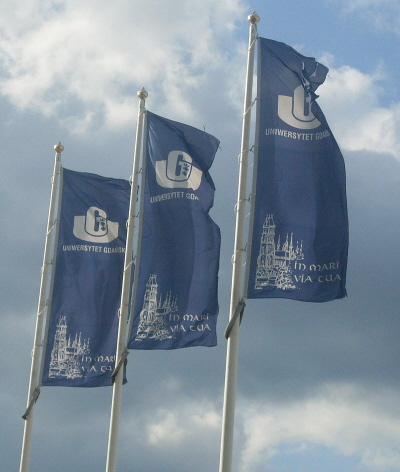 Flagi Uniwersytetu Gdaskiego opocce na oliwskim kampusie; Wikipedia; CC BY-SA 3.0