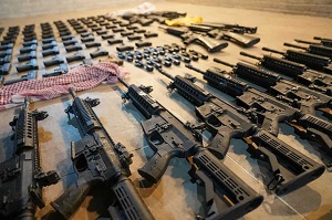 <span>Iran wydaje si dy do destabilizacji Jordanii, i próbuje wcign królestwo w swój regionalny chaos, manipulujc jordaskimi instytucjami i grupami terrorystycznymi, by wykonyway jego plany. Na zdjciu: Przesyka broni przemycona do Izraela z Jordanii przez Beduina w grudniu 2023 r., która zostaa przechwycona przez izraelsk policj. (ródo zdjcia: Rzecznik prasowy policji izraelskiej)</span>