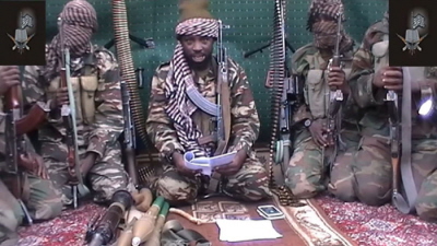 Przez lata administracja Obamy odmawiaa okrelenia Boko Haram — którzy zamordowali wicej chrzecijan i “apostatów” ni nawet ISIS – organizacj terrorystyczn. Wreszcie zrobili to w listopadzie 2013 r., po kilku latach nacisków. Zdjcie powyej: przywódca Boko Haram, Abubakar Szekau (porodku).<br />