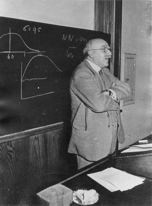 J. B. S. Haldane wykada na University College London w latach 1950.  z The Program in History and Philosophy of Science, University of Texas at Austin.