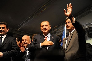 <span> Prezydent Turcji Recep Tayyip Erdogan coraz częściej nazywa miejsca poza Turcją „naszymi ziemiami”. Co najmniej od pięciu lat rząd Turcji grozi inwazją i aneksją greckich wysp na Morzu Egejskim. Na zdjęciu: Erdoğan z prezydentem Kosowa </span>Hashimem Thaçi<span>, 3 listopada 2010. Wikipedia</span>)