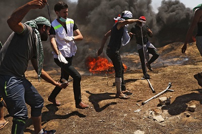 Na zdjęciu: młodzi Palestyńczycy w Gazie przygotowują proce do ciskania kamieni na izraelskich żołnierzy po drugiej stronie granicy Gaza-Izrael 14 maja 2018 r. (Zdjęcie:  Spencer Platt/Getty Images)