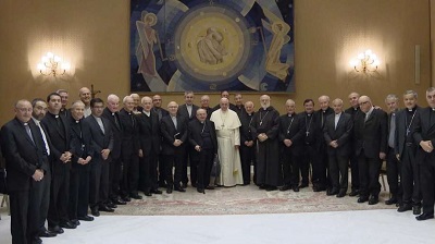 Zdjęcie przekazane przez watykańską telewizję. Papież Franciszek z chilijskimi biskupami w dniu 17 maja 2018, w przeddzień oświadczenia o zbiorowym złożeniu rezygnacji. (Papież ma rozpatrzyć rezygnację każdego z nich z osobna.)