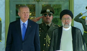 Kadr z krótkiego wideo o wizycie prezydenta Turcji w Teheranie. (Źródło: Interia)