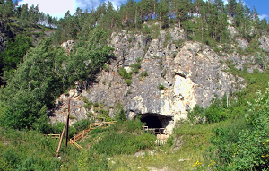Zdjcie Denisowej Jaskini w Rosji, gdzie wszystko si zaczo. (Zdjcie: Xenochka, CC BY-SA 4.0, Wikimedia Commons)