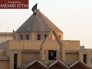 Flaga ISIS na dachu kocioa Zwiastowania w Al-Raqqa